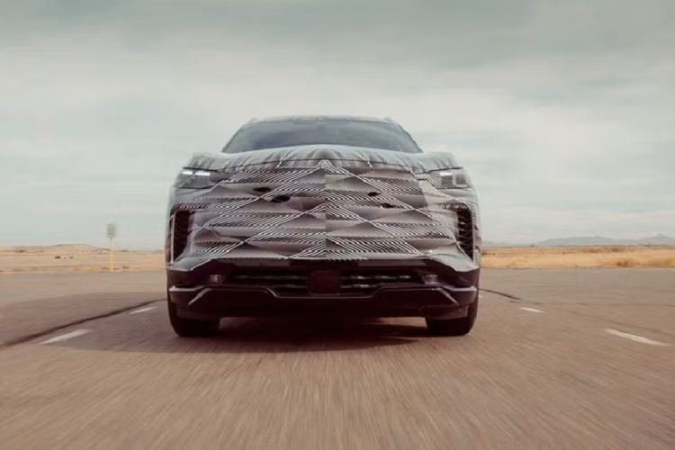 Cụ thể, mẫu xe SUV Infiniti QX60 2022 sẽ là mẫu Infiniti đầu tiên được trang bị hệ thống an toàn ProPilot Assist bản cập nhật mới nhất, tích hợp trực tiếp cùng hệ thống định vị. Nhờ đó, hệ thống phân tích trên xe có thể dự đoán chính xác hơn những gì sắp xảy đến (đổ cua hay leo dốc...), để đưa ra cách xử lý thích hợp hơn cho người lái.