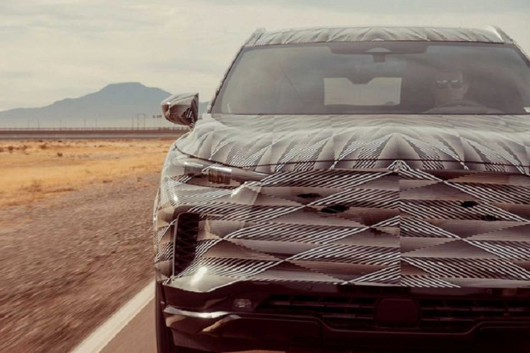 Thêm nữa, hệ thống cảm biến của xe nhạy hơn cũng giúp hệ thống phanh tự động hoạt động mượt mà hơn và chính xác hơn, hệ thống hỗ trợ lái vận hành tự nhiên hơn.