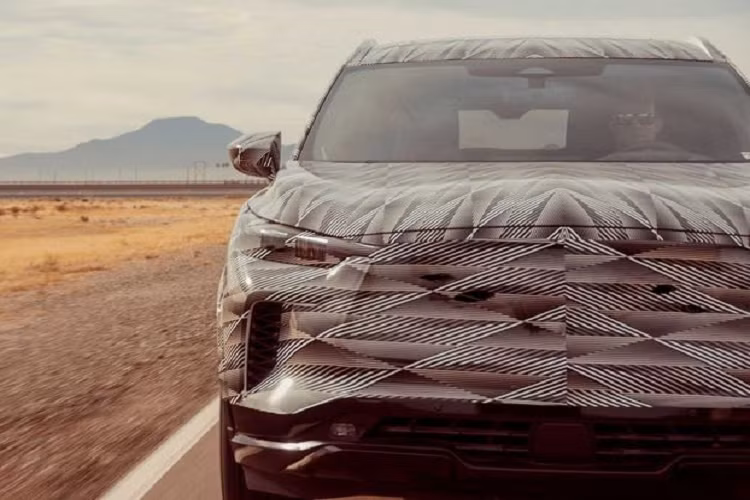 Thêm nữa, hệ thống cảm biến của xe nhạy hơn cũng giúp hệ thống phanh tự động hoạt động mượt mà hơn và chính xác hơn, hệ thống hỗ trợ lái vận hành tự nhiên hơn.