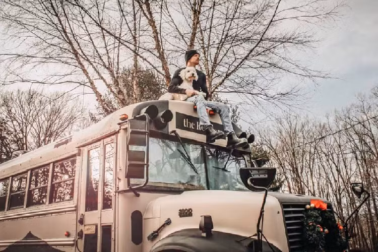 Caleb Brackney bắt đầu chuyển vào sinh hoạt trong căn nhà di động của mình vào tháng 8/2020. Căn nhà di động này được đặt tên là The Roamer, dựa theo tên thị trấn nơi chiếc xe buýt cũ được mua lại.