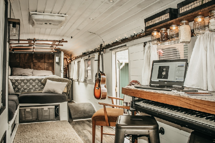 Không gian giữa xe được sử dụng làm nơi học tập, làm việc với một chiếc bàn gỗ cạnh cửa sổ. Đây cũng là nơi Brackney có thể chơi piano và giải trí.