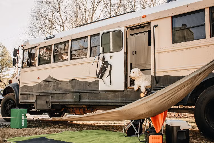 Brackney dự định sẽ sống trong căn nhà di động của mình 2-3 năm tiếp theo cho đến khi anh hoàn thành chương trình học thạc sĩ.