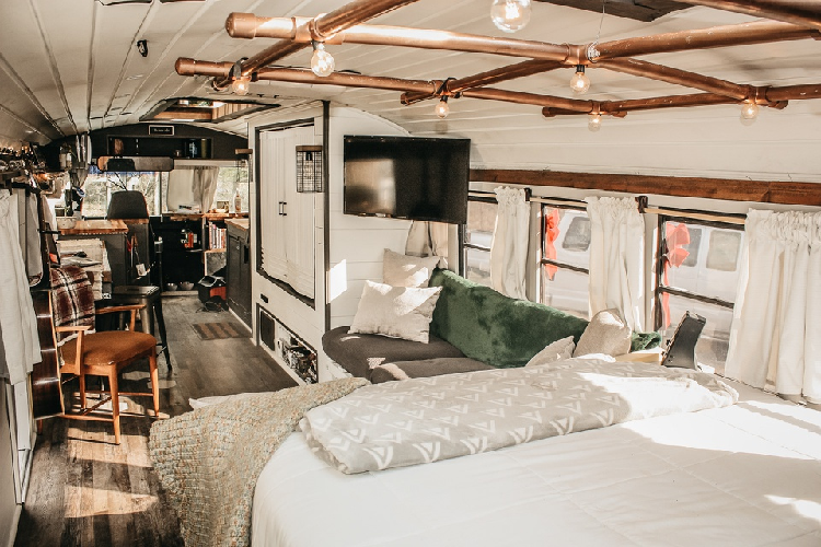 Chiếm nhiều diện tích nhất là nơi nghỉ ngơi với một chiếc giường đôi, đặt cạnh đó là ghế sofa và tivi. Cung cấp điện sinh hoạt cho căn nhà di động là hệ thống máy phát, pin năng lượng Mặt Trời và bình trữ điện.