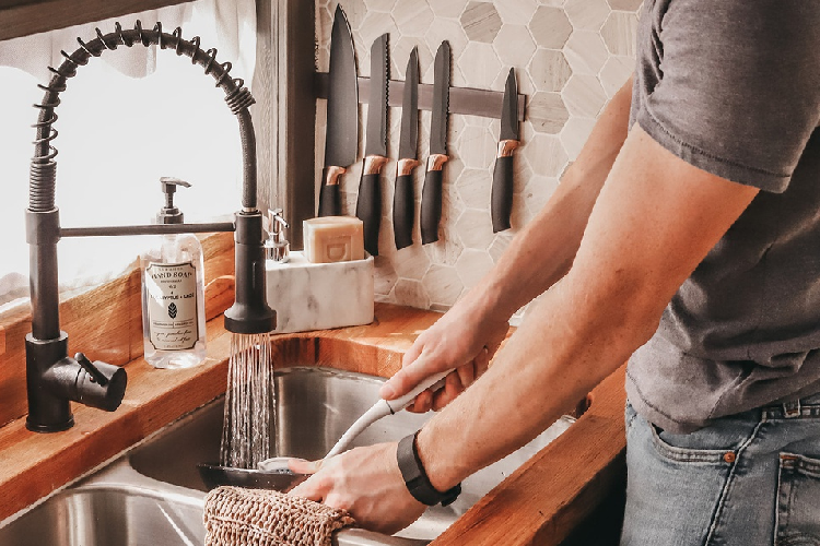 Bồn chứa nước sạch của căn nhà có dung tích 190 lít, đủ để Brackney sinh hoạt trong khoảng 2 tuần.