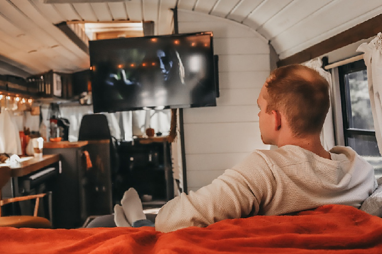 Hầu hết vật dụng và vật liệu tạo thành chiếc xe buýt The Roamer được là đồ tái chế nhằm bảo vệ môi trường.