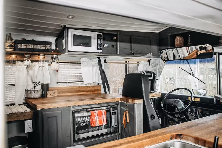 Hầu hết không gian bên trong của chiếc xe buýt được tận dụng làm nơi sinh hoạt với đầy đủ các tiện ích cần thiết của một căn nhà nhỏ, tổng diện tích sử dụng vào khoảng 20 mét vuông. Ngay phía sau ghế lái là khu vực nấu ăn với lò nướng, lò vi sóng, bồn rửa...