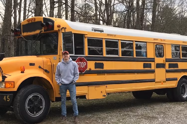 Một sinh viên kiến trúc người Mỹ tên Caleb Brackney đã quyết định mua lại một chiếc xe buýt chở học sinh đời 1995 với giá 3.000 USD. Phương tiện này sau đó đã được Brackney cải tạo thành một căn nhà di động với chi phí nâng cấp 7.000 USD (tổng chi phí khoảng hơn 230 triệu đồng).