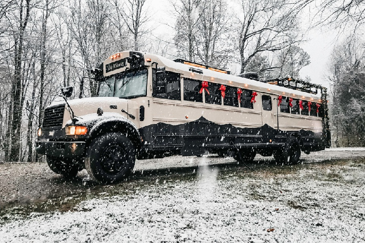 Caleb Brackney dành ra 6 tháng sau đó để tự tay thiết kế và hoàn thiện căn nhà mới bằng xe buýt của mình, bao gồm việc tân trang ngoại thất, loại bỏ các ghế ngồi cũ, gia cố sàn và trần xe, lắp đặt các trang bị tiện ích bên trong xe.