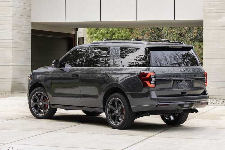 Chưa hết, trên phiên bản Timberline cũng có sẵn hệ thống hỗ trợ quay đầu khi off-road như mẫu Bronco hay hộp số phụ 2 cấp. Phiên bản này sử dụng động cơ V6 3.5L, sản sinh công suất 440 mã lực và 692 Nm mô-men xoắn, cao hơn đáng kể so với con số 380 mã lực/637 Nm của các phiên bản thông thường.