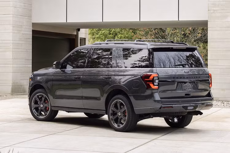 Chưa hết, trên phiên bản Timberline cũng có sẵn hệ thống hỗ trợ quay đầu khi off-road như mẫu Bronco hay hộp số phụ 2 cấp. Phiên bản này sử dụng động cơ V6 3.5L, sản sinh công suất 440 mã lực và 692 Nm mô-men xoắn, cao hơn đáng kể so với con số 380 mã lực/637 Nm của các phiên bản thông thường.