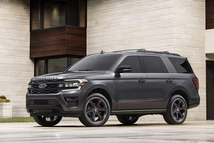 Nâng cấp đầu tiên trên Ford Expedition thế hệ mới phải kể tới là về phần diện mạo. Cụ thể, khu vực đầu xe đã được tinh chỉnh lại thiết kế ở bộ đèn chiếu sáng, mặt ca-lăng với tạo hình đơn giản và mạch lạc hơn, mang tới cái nhìn hiện đại nhưng vẫn giữ được nét hầm hố đặc trưng. Riêng khu vực thân và đuôi xe gần như không có sự khác biệt.