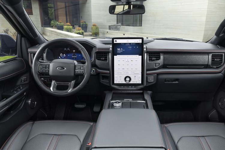 Tiếp tới, hệ thống đèn chiếu sáng dạng LED giờ đây sẽ là một trang bị tiêu chuẩn trên Ford Expedition 2022. Đi kèm với đó là việc bổ sung tuỳ chọn hệ thống Cruise Control thông minh và gói độ Stealth Performance với một số chi tiết trang trí mang màu đen, bao gồm cả logo, mâm xe 22 inch kèm kẹp phanh màu đỏ và hệ thống treo thể thao.