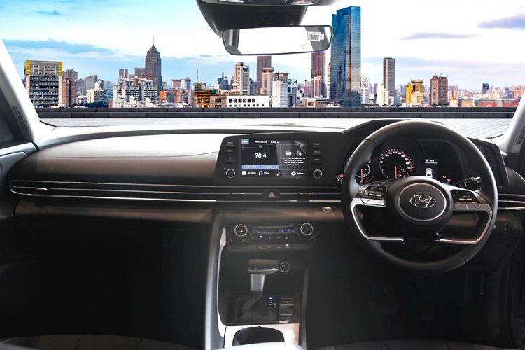Hyundai Elantra 1.6 Executive gia re, tu 34.160 USD tai Malaysia-Hinh-2