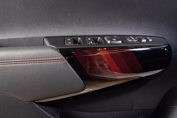 Xe đi kèm với nhiều trang bị như ghế ngồi bọc da, khởi động nút bấm (Start/Stop), màn hình giải trí trung tâm, hệ thống điều hòa tự động, màn hình giải trí thiết kế nổi, hệ thống an toàn với phanh (ABS), cân bằng điện tử (ESP), khởi hành ngang dốc (HAC).