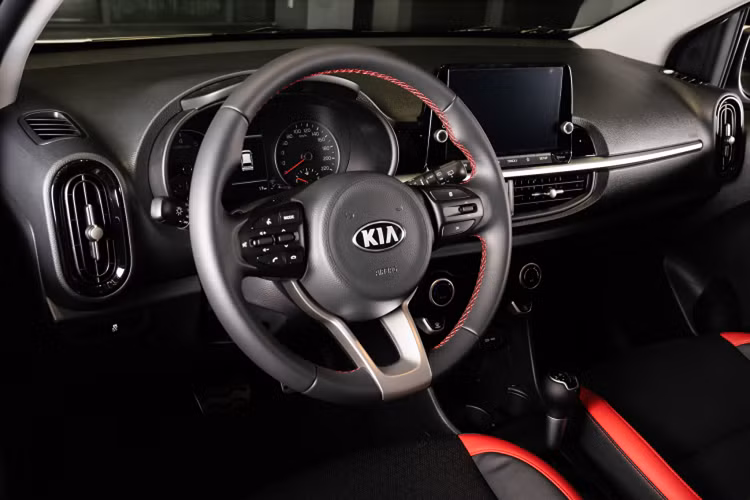 Kia Morning thế hệ mới (GEN3) được Kia Việt Nam (THACO) giới thiệu tại thị trường Việt hồi cuối năm ngoái. Morning thế hệ mới được bán ra tổng cộng 2 phiên bản GT-line và X-line chính là hai phiên bản cao cấp nhất của dòng xe Kia Morning thế hệ mới. Mặc dù không khác biệt về trang bị, kích thước, nhưng hai sản phẩm này định hình theo phong cách khác nhau nhằm hấp dẫn khách hàng hơn.