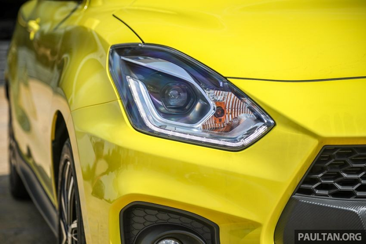 Đó là chưa kể đến những điểm nhấn màu đỏ bên trong xe như trên mặt táp-lô, cụm điều khiển trung tâm và mặt cửa. Đằng sau hàng ghế thứ 2 của mẫu xe hatchback hạng B này là khoang hành lý có thể tích 265 lít. Nếu ghế sau gập xuống, khoang hành lý sẽ được mở rộng thành 579 lít.