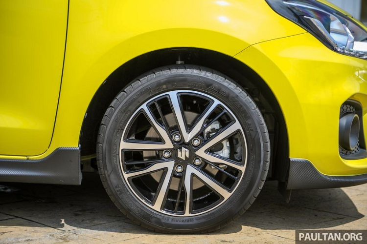 Đằng sau vô lăng là bảng đồng hồ được thiết kế khá đẹp mắt với màn hình đa thông tin ở giữa. Ở vị trí trung tâm của mặt táp-lô là màn hình cảm ứng 7 inch của hệ thống thông tin giải trí. Màn hình này hỗ trợ kết nối với điện thoại thông minh qua Apple CarPlay và Android Auto. Thêm vào đó là tính năng kết nối Bluetooth, ra lệnh bằng giọng nói, hệ thống âm thanh 6 loa và camera lùi.