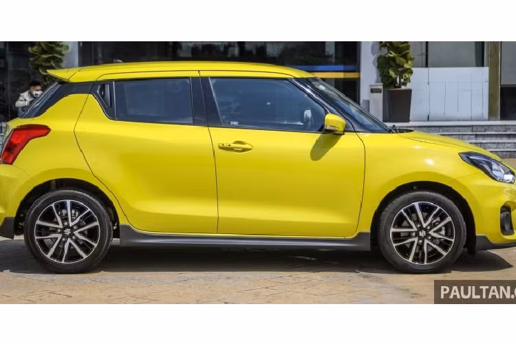 Tương tự bản thường, mẫu xe hatchback Suzuki Swift Sport 2021 cũng được phát triển dựa trên cơ sở gầm bệ Heartect mới. Nằm bên trong mẫu xe hatchback nặng 970 kg này là hệ thống treo thanh giằng MacPherson với lò xo trụ phía trước và hệ thống treo thanh xoắn đằng sau.