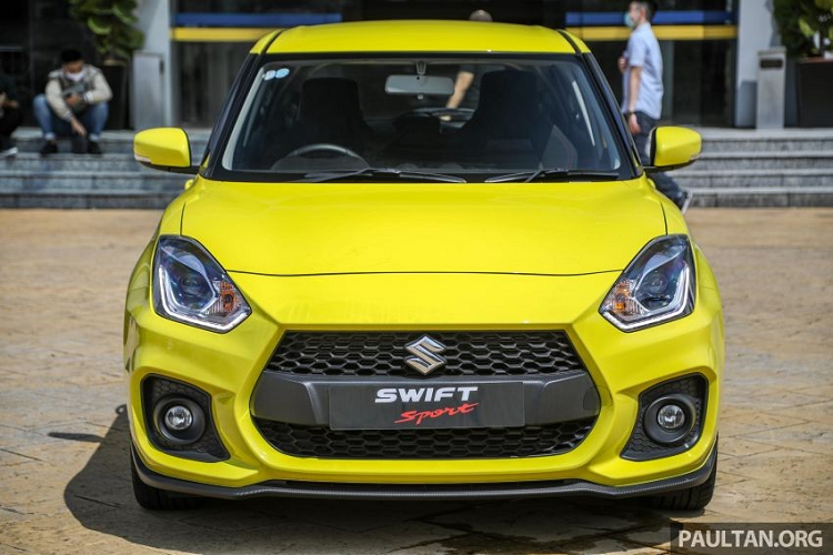So với bản thường, Suzuki Swift Sport 2021 có một số thay đổi trong thiết kế ngoại thất, điển hình như lưới tản nhiệt. Theo đó, Suzuki Swift Sport 2021 được trang bị lưới tản nhiệt hình lục giác rộng hơn phiên bản thường và đi kèm mắt lưới hình tổ ong bên trong.