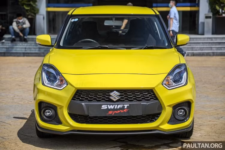 So với bản thường, Suzuki Swift Sport 2021 có một số thay đổi trong thiết kế ngoại thất, điển hình như lưới tản nhiệt. Theo đó, Suzuki Swift Sport 2021 được trang bị lưới tản nhiệt hình lục giác rộng hơn phiên bản thường và đi kèm mắt lưới hình tổ ong bên trong.
