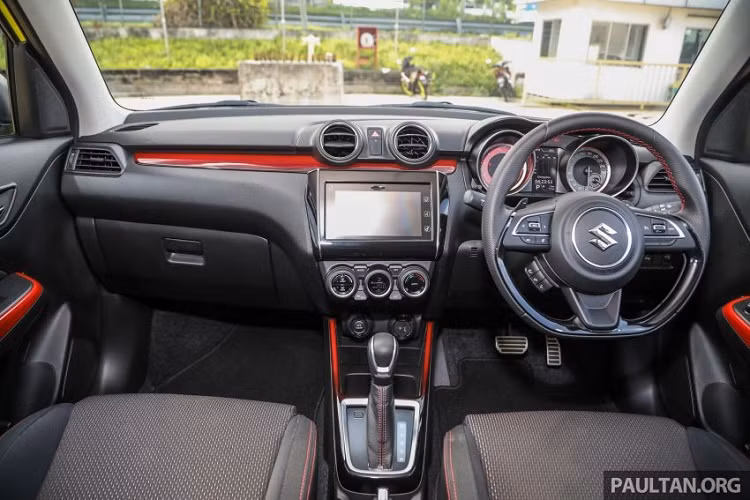 Nhờ đó, Suzuki Swift Sport 2021 có thể tăng tốc từ 0-100 km/h trong thời gian 8 giây trước khi đạt vận tốc tối đa 205 km/h. Động cơ này tiêu thụ lượng xăng trung bình chỉ 6,1 lít/100 km.