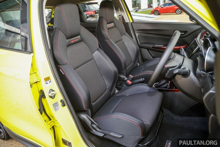Khi mua Suzuki Swift Sport 2021, khách hàng Malaysia có thể chọn các màu sơn ngoại thất như vàng Champion Yellow, xanh dương Speedy Blue Metallic, trắng Pearl Pure White và đỏ Burning Red Metallic.