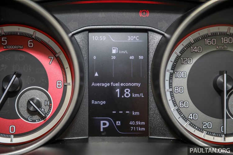 Đáng tiếc là Suzuki Swift Sport 2021 tại Malaysia lại không có nhiều trang bị an toàn hiện đại. Thay vào đó, xe chỉ được trang bị cơ bản với 6 túi khí, hệ thống chống bó cứng phanh ABS, phân bổ lực phanh điện tử EBD, hỗ trợ lực phanh khẩn cấp, cân bằng điện tử và hỗ trợ khởi hành ngang dốc.