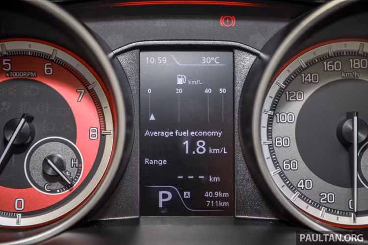 Đáng tiếc là Suzuki Swift Sport 2021 tại Malaysia lại không có nhiều trang bị an toàn hiện đại. Thay vào đó, xe chỉ được trang bị cơ bản với 6 túi khí, hệ thống chống bó cứng phanh ABS, phân bổ lực phanh điện tử EBD, hỗ trợ lực phanh khẩn cấp, cân bằng điện tử và hỗ trợ khởi hành ngang dốc.