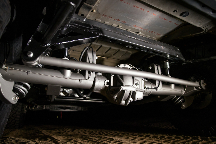 Gồm có hệ thống giảm xóc và giảm chấn của thương hiệu Fox, đối tác cung cấp hệ thống treo cho 2 mẫu bán tải nổi tiếng F150 Raptor và Ranger Raptor.