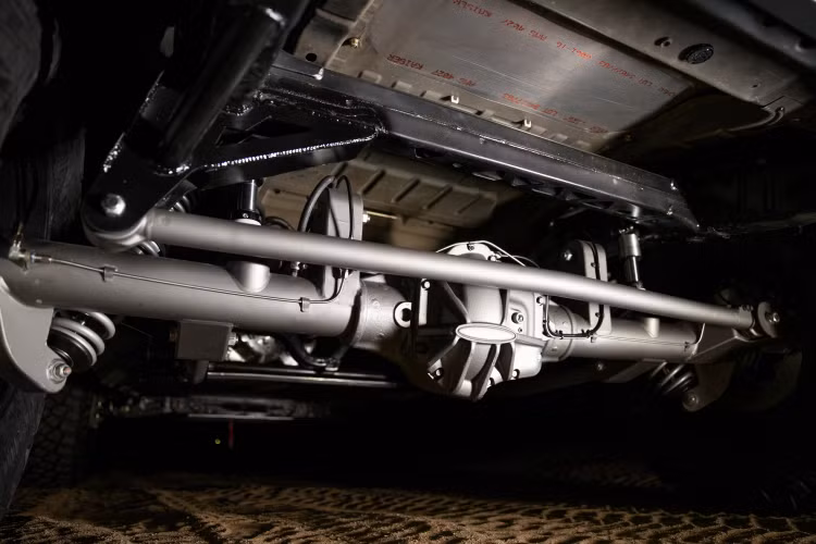 Gồm có hệ thống giảm xóc và giảm chấn của thương hiệu Fox, đối tác cung cấp hệ thống treo cho 2 mẫu bán tải nổi tiếng F150 Raptor và Ranger Raptor.