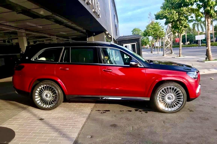 Tấm bảng Maybach GLS 600 cùng ngoại hình "chuẩn" Maybach và cả phía sau là phông nền đại lý Mercedes-Benz lớn nhất Nghệ An khiến không ít người nhầm đây là 1 chiếc SUV siêu sang đầu bảng của Mercedes-Benz