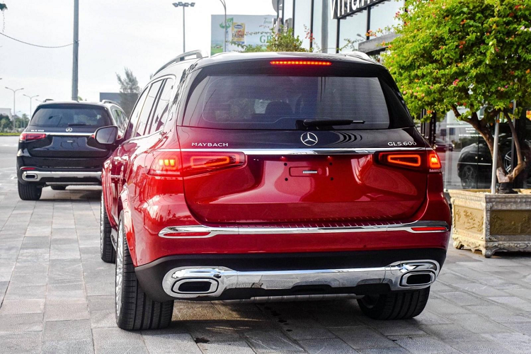 Khách hàng chi ra số tiền hàng chục tỷ đồng để sở hữu Mercedes-Maybach GLS 600 không chỉ có ngoại hình xe khác biệt so với Mercedes-Benz GLS 450 mà còn ở trang bị trong khoang lái rất đẳng cấp và quý tộc mà không có chủ xe nào sở hữu bản tiêu chuẩn có thể độ được. Ngoài ra, sức mạnh của dòng xe Mercedes-Benz GLS 450 4MATIC và Mercedes-Maybach GLS 600 cũng có sự khác biệt rất lớn.