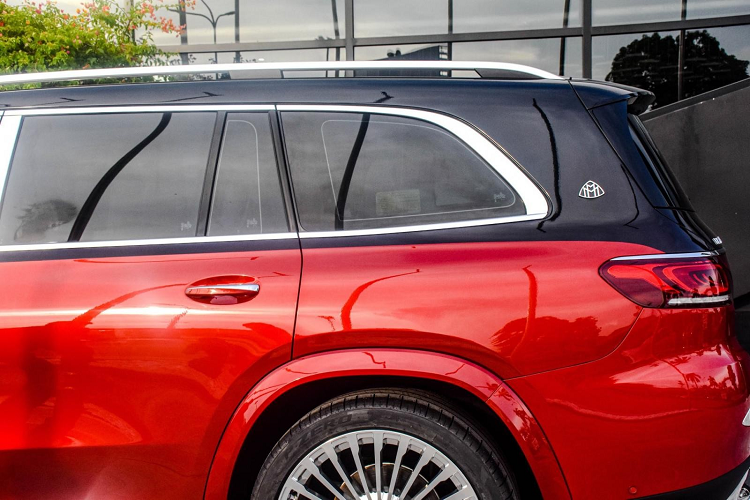 Trong đó, phiên bản Mercedes-Benz GLS 450 4MATIC sở hữu khối động cơ I6 hoàn toàn mới, dung tích 3.0 lít có công suất chỉ 367 mã lực và mô-men xoắn cực đại đạt 500 Nm. Hai thông số này trên phiên bản Mercedes-Maybach GLS 600 là 558 mã lực và 770 Nm.