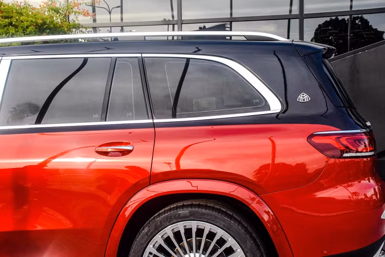 Trong đó, phiên bản Mercedes-Benz GLS 450 4MATIC sở hữu khối động cơ I6 hoàn toàn mới, dung tích 3.0 lít có công suất chỉ 367 mã lực và mô-men xoắn cực đại đạt 500 Nm. Hai thông số này trên phiên bản Mercedes-Maybach GLS 600 là 558 mã lực và 770 Nm.