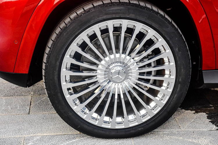 Kết hợp cùng với đó là hệ thống mild-hybrid EQ Boost với động cơ điện 48V có khả năng hỗ trợ tức thời 22 mã lực và 250 Nm. Mercedes-Benz GLS 450 4MATIC có thể tăng tốc từ vị trí xuất phát lên 100 km/h chỉ trong thời gian 6,2 giây, con số này trên SUV siêu sang là 4,9 giây. Tốc độ tối đa của Mercedes-Benz GLS 450 4MATIC chỉ 246 km/h.