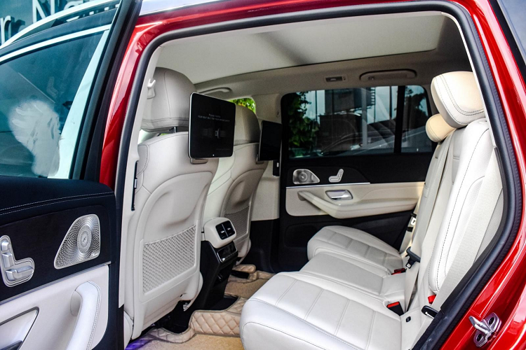 Được biết, dòng xe Mercedes-Maybach GLS 600 có giá bán chính hãng tại Việt Nam là 11,5 tỷ đồng chưa bao gồm các tùy chọn đi kèm, trong khi đó, khách hàng mua xe Mercedes-Benz GLS 450 chỉ phải bỏ ra số tiền 4,99 tỷ đồng.