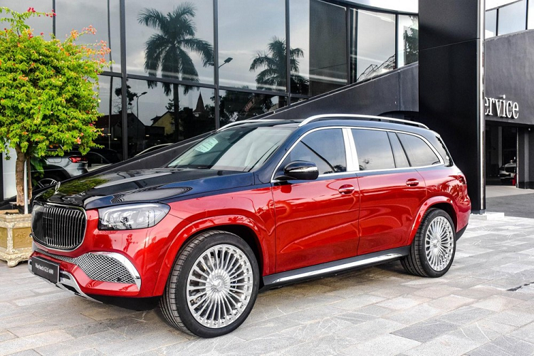 Cơn sốt dòng xe SUV siêu sang tại Việt Nam đã bắt đầu nhộn nhịp cách đây hơn 5 năm khi Bentley Bentayga được mang về nước, ngoài ra, những năm trở lại đây là sự xuất hiện của Rolls-Royce Cullinan hay đối thủ của Bentley Bentayga V8 là Mercedes-Maybach GLS 600 hạng sang đã nhanh chóng được các công ty nhập khẩu tư nhân mang về dải đất hình chữ S phục vụ các đại gia Việt.