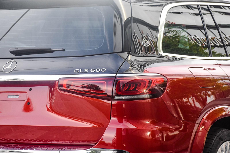 Tuy nhiên, qua tìm hiểu, chúng tôi được biết đây là 1 chiếc xe Mercedes-Maybach GLS 600 đã qua bàn tay của các thợ độ. Nguyên bản xe là Mercedes-Benz GLS 450 4Matic nhưng đã được đại lý Mercedes-Benz Nghệ An thay đổi lại ngoại thất để trở thành 1 chiếc SUV siêu sang đầu bảng vạn người mê của hãng xe đến từ Đức.