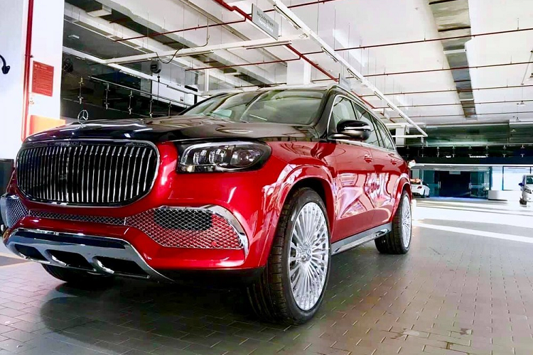 Thông tin mới đây được đăng tải lên mạng xã hội cho thấy, hình ảnh 1 chiếc xe Mercedes-Benz có ngoại hình của Maybach GLS 600 xuất hiện trong một đại lý Mercedes-Benz chính hãng ở Nghệ An đã thu hút không ít sự quan tâm của giới mê xe trong nước. Nhiều người đã tin rằng đây là 1 chiếc xe Mercedes-Maybach GLS 600 chính hãng mới về nước và thú vị hơn là xe sở hữu màu sơn quá độc