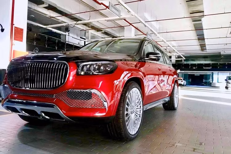 Thông tin mới đây được đăng tải lên mạng xã hội cho thấy, hình ảnh 1 chiếc xe Mercedes-Benz có ngoại hình của Maybach GLS 600 xuất hiện trong một đại lý Mercedes-Benz chính hãng ở Nghệ An đã thu hút không ít sự quan tâm của giới mê xe trong nước. Nhiều người đã tin rằng đây là 1 chiếc xe Mercedes-Maybach GLS 600 chính hãng mới về nước và thú vị hơn là xe sở hữu màu sơn quá độc