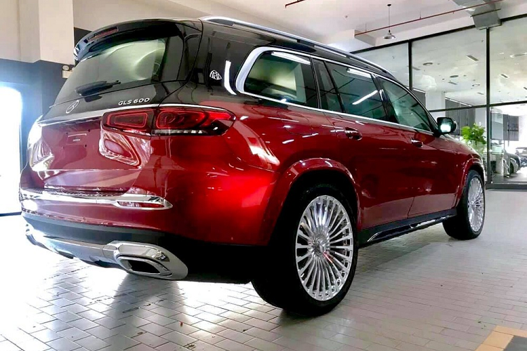 Nếu bạn đã từng nhìn thấy dòng xe SUV siêu sang Mercedes-Maybach GLS 600 lăn bánh tại Việt Nam sẽ thấy màu sơn quen thuộc là 2/3 xe được sơn đen bóng và 1/3 còn lại hoàn thành màu đỏ bầm. Trong khi đó, chiếc xe mới xuất hiện ở Nghệ An lại có ngoại thất màu đỏ tươi làm bộ áo chính và màu đen ở nửa thân trên là điểm nhấn.