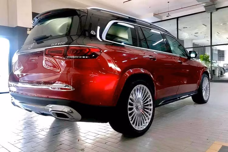 Nếu bạn đã từng nhìn thấy dòng xe SUV siêu sang Mercedes-Maybach GLS 600 lăn bánh tại Việt Nam sẽ thấy màu sơn quen thuộc là 2/3 xe được sơn đen bóng và 1/3 còn lại hoàn thành màu đỏ bầm. Trong khi đó, chiếc xe mới xuất hiện ở Nghệ An lại có ngoại thất màu đỏ tươi làm bộ áo chính và màu đen ở nửa thân trên là điểm nhấn.