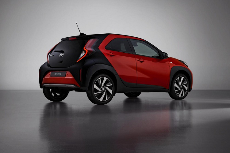 Hai con số tương ứng ở phiên bản CVT là 15,5 giây và 151 km/h. Bù lại, Toyota Aygo X 2022 chỉ tiêu thụ lượng xăng trung bình 4,7 lít/100 km ở bản số sàn và 4,9 lít/100 km ở bản CVT.