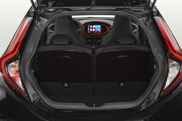 Được phát triển dựa trên cơ sở gầm bệ GA-B tương tự Yaris và Yaris Cross, Toyota Aygo X 2022 giá rẻ sở hữu kích thước khá nhỏ, bao gồm chiều dài 3.700 mm, chiều rộng 1.740 mm, chiều cao 1.525 mm cùng chiều dài cơ sở 2.430 mm. Bên cạnh đó là trọng lượng dao động từ 940 - 1.015 kg, tùy phiên bản. So với Toyota Raize, Aygo X 2022 ngắn hơn 295 mm, rộng hơn 120 mm, thấp hơn 170 mm và chiều dài cơ sở giảm 95 mm.