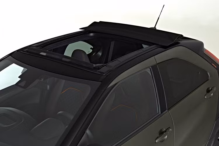 Toyota Aygo X 2022 thực chất là phiên bản thương mại của mẫu xe concept Aygo X Prologue từng trình làng vào hồi tháng 3 năm nay. Tương tự phiên bản concept, Toyota Aygo X 2022 cũng được thiết kế theo phong cách lạ mắt và độc đáo.