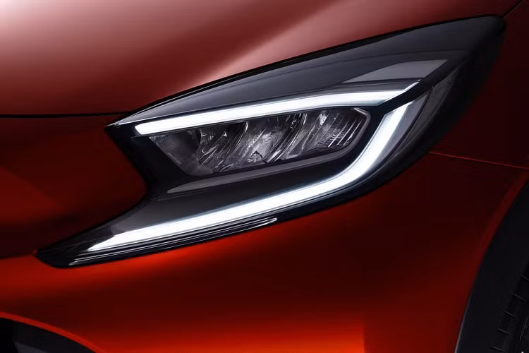 Theo hãng Toyota, mẫu SUV "bé hạt tiêu" này có thể tích khoang hành lý là 231 lít nếu ghế sau dựng lên. Nghe có vẻ ít nhưng thể tích khoang hành lý của xe trên thực tế đã tăng 63 lít so với thế hệ cũ. Nếu ghế sau gập xuống, thể tích khoang hành lý sẽ tăng lên 829 lít.