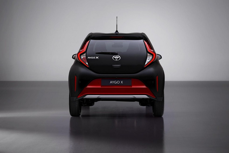 Đằng sau Toyota Aygo X 2022 xuất hiện đèn hậu nằm dọc, kéo dài lên đến cánh gió mui và tấm ốp gầm giả bên dưới cản va. Ngay cả đèn phản quang của xe cũng được thiết kế nằm dọc giống đèn hậu. Ở phiên bản giới hạn Limited, xe được sơn màu xanh nhám cá tính hơn. Bên cạnh đó là một số chi tiết sơn màu cam tương phản như ở cản trước, vành la-zăng, sườn xe và tấm ốp gầm giả phía sau. Trên cột C còn có dòng chữ "Aygo X Limited".