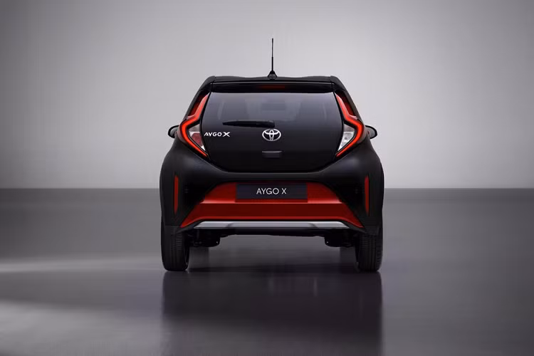 Đằng sau Toyota Aygo X 2022 xuất hiện đèn hậu nằm dọc, kéo dài lên đến cánh gió mui và tấm ốp gầm giả bên dưới cản va. Ngay cả đèn phản quang của xe cũng được thiết kế nằm dọc giống đèn hậu. Ở phiên bản giới hạn Limited, xe được sơn màu xanh nhám cá tính hơn. Bên cạnh đó là một số chi tiết sơn màu cam tương phản như ở cản trước, vành la-zăng, sườn xe và tấm ốp gầm giả phía sau. Trên cột C còn có dòng chữ "Aygo X Limited".