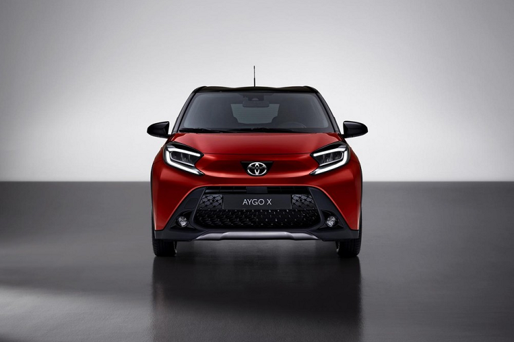 Tuy nhiên, so với thế hệ cũ, Toyota Aygo X 2022 đã dài hơn 235 mm, rộng hơn 125 mm và cao hơn 65 mm, mang đến không gian rộng rãi hơn cho hành khách ngồi trên ghế sau cũng như khoang hành lý. Trong khi đó, bán kính quay đầu của xe vẫn được giữ ở mức 4,7 m như cũ.
