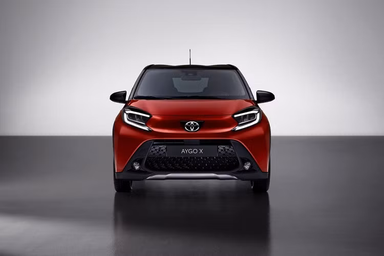 Tuy nhiên, so với thế hệ cũ, Toyota Aygo X 2022 đã dài hơn 235 mm, rộng hơn 125 mm và cao hơn 65 mm, mang đến không gian rộng rãi hơn cho hành khách ngồi trên ghế sau cũng như khoang hành lý. Trong khi đó, bán kính quay đầu của xe vẫn được giữ ở mức 4,7 m như cũ.